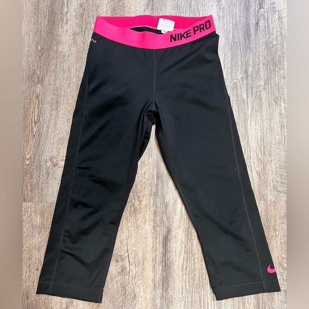 Women’s Nike Pro cropped leggings Size Medium